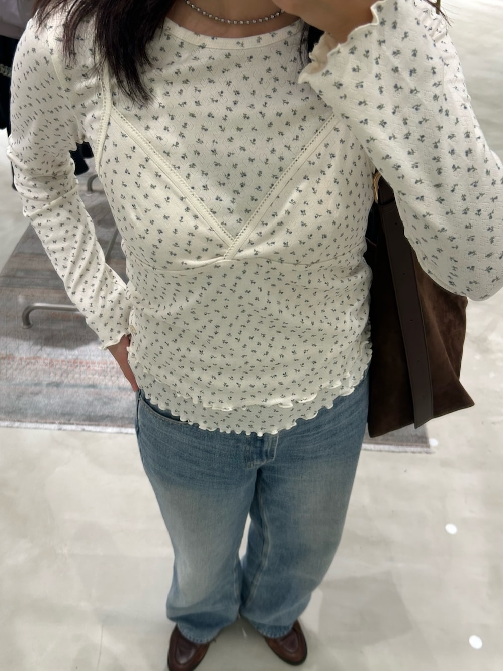 ホワイト系のTシャツ/カットソー、ホワイト系のキャミソール、ブラウン系のトートバッグを着用したレディースの秋コーディネートの2枚目の写真