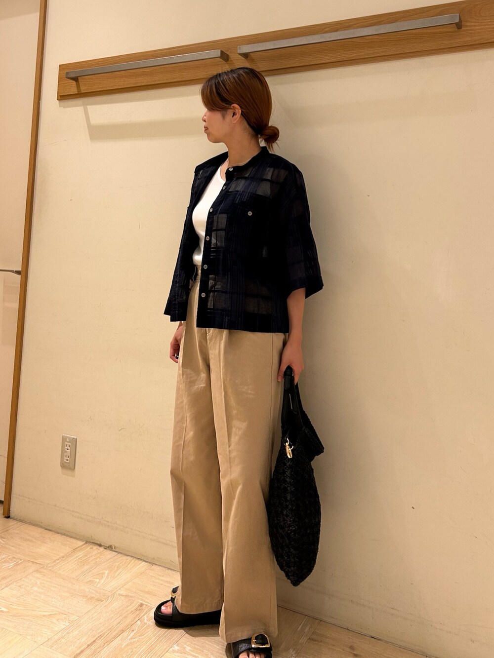 ブルー系のシャツ/ブラウス、ホワイト系のTシャツ/カットソー、ベージュ系のチノパンツを着用したレディースの夏コーディネートの4枚目の写真