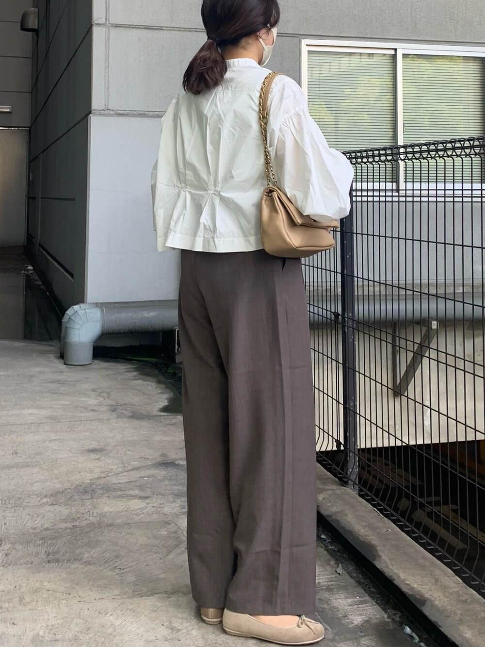 「シャツ、シャツコーデ、ブラウス、ブラウスコーデ、スラックス、ハイウエスト、クロップドトップス、韓国風コーデ、キレイめ、きれいめカジュアル、オトナカジュアル、オフィスカジュアル、オフィスコーデ、お仕事コーデ」｜「fredy emueのキルトフラップハンドバッグ（ショルダーバッグ、ベージュ系）」を使った、そらさん（レディース・160cm）の春コーディネートの3枚目の写真