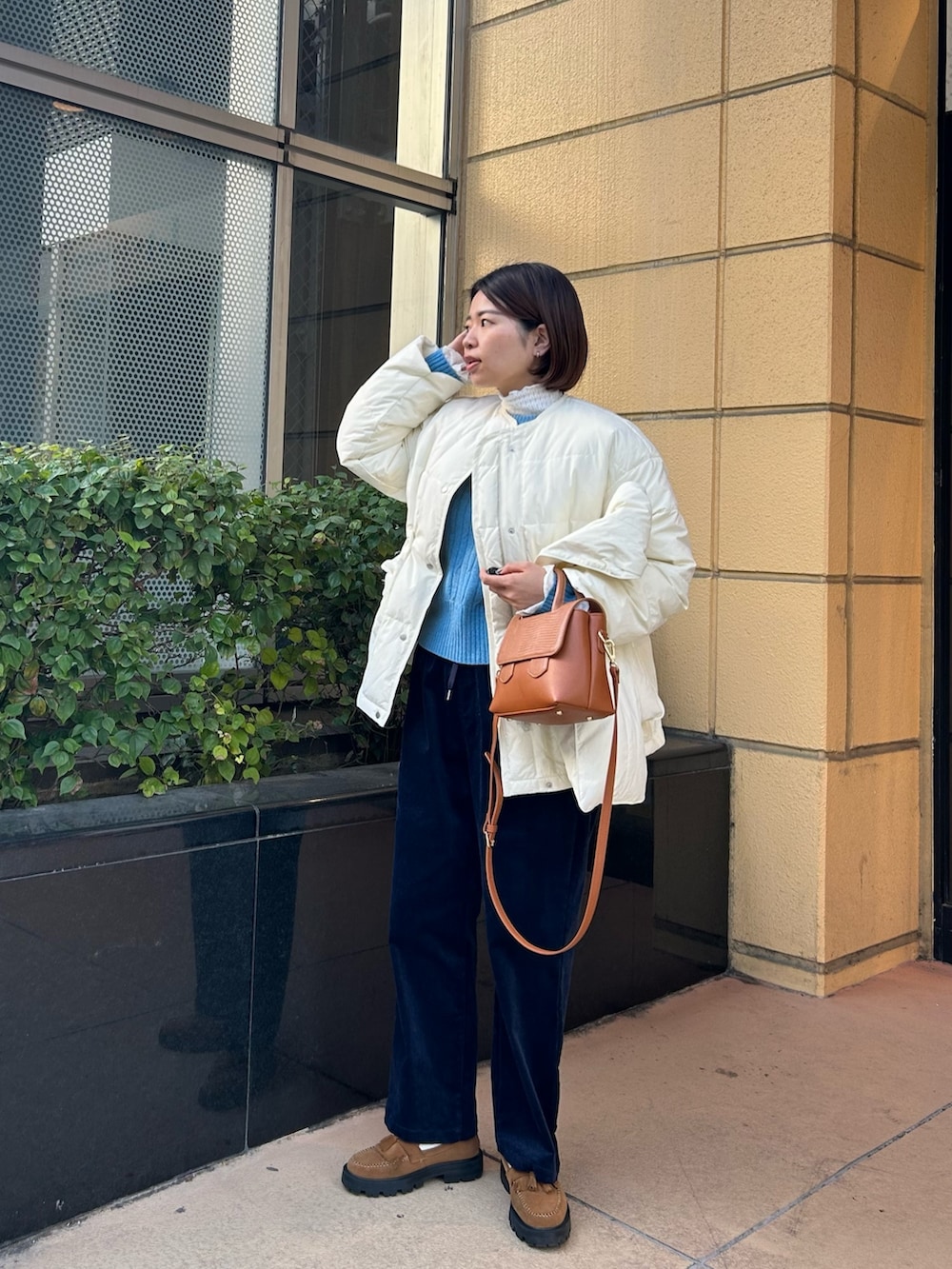 ブルー系のニット/セーター、ホワイト系のTシャツ/カットソー、ブルー系のその他パンツを着用したレディースの冬コーディネートの3枚目の写真