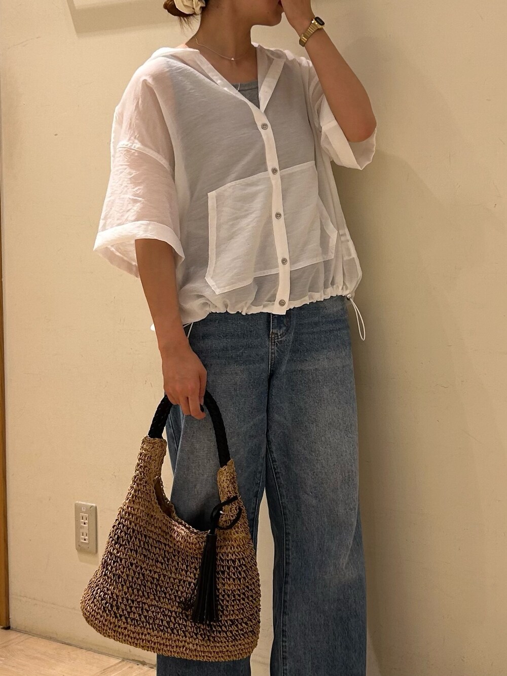 ホワイト系のシャツ/ブラウス、グレー系のタンクトップ、ブルー系のデニムパンツを着用したレディースの夏コーディネートの5枚目の写真