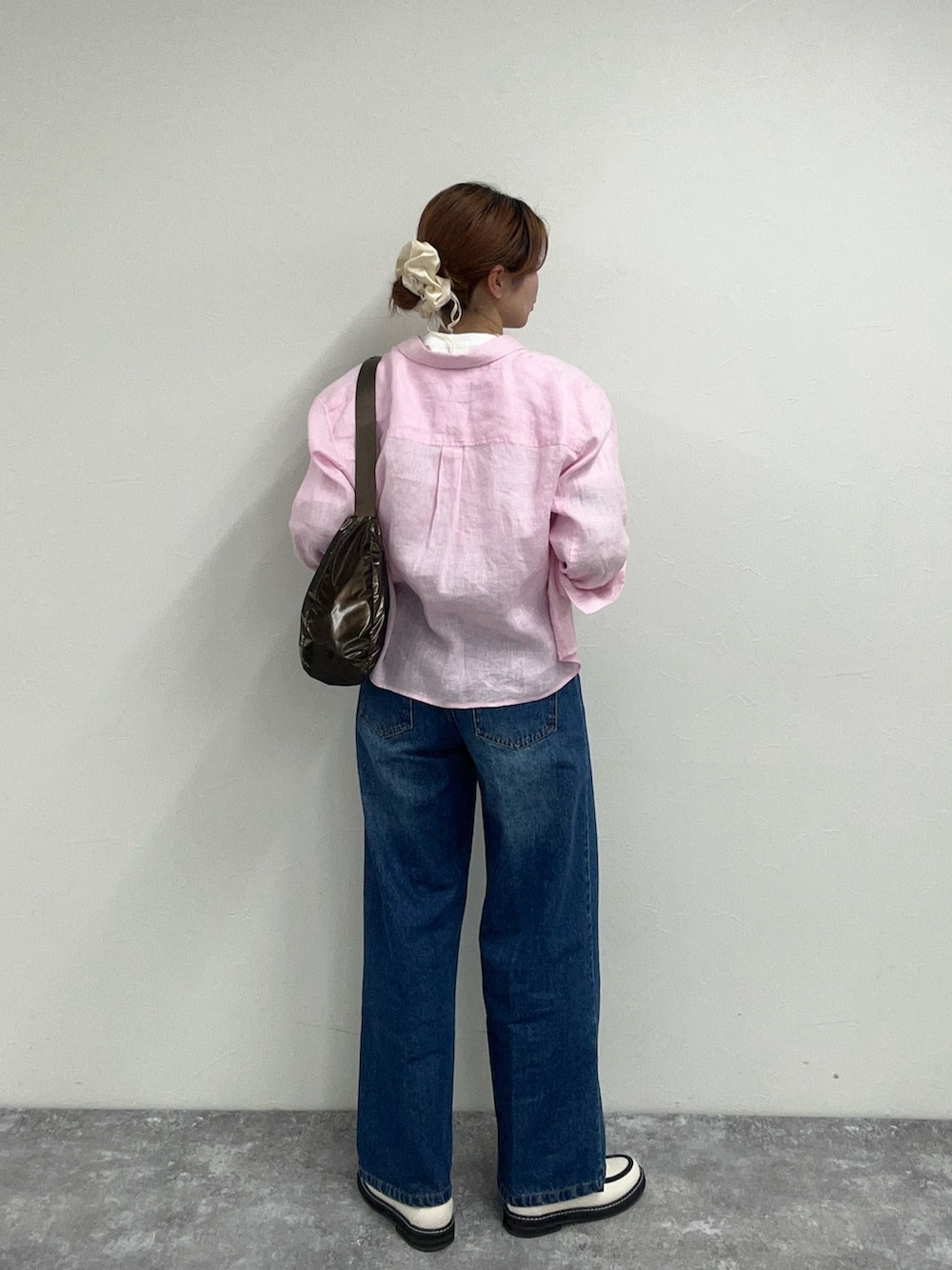 ブルー系のデニムパンツ、ホワイト系のその他シューズ、ピンク系のシャツ/ブラウスを着用したレディースの春コーディネートの4枚目の写真