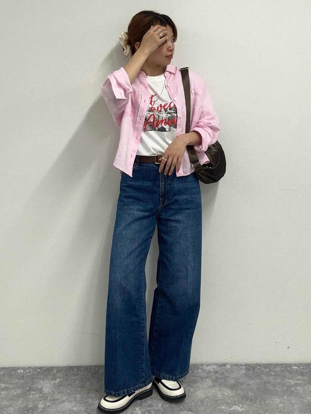 ブルー系のデニムパンツ、ホワイト系のその他シューズ、ピンク系のシャツ/ブラウスを着用したレディースの春コーディネートの3枚目の写真