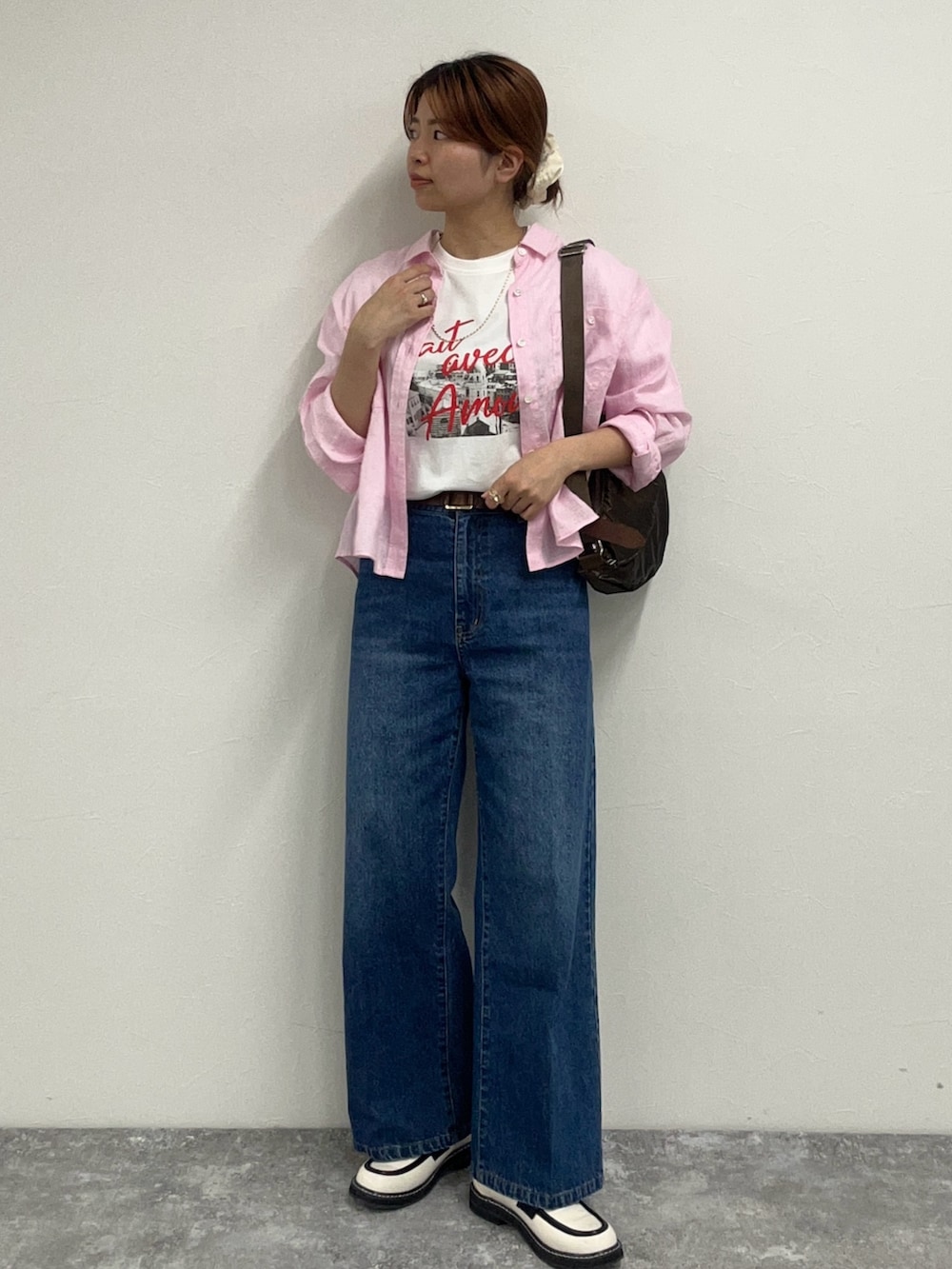 ブルー系のデニムパンツ、ホワイト系のその他シューズ、ピンク系のシャツ/ブラウスを着用したレディースの春コーディネートの2枚目の写真