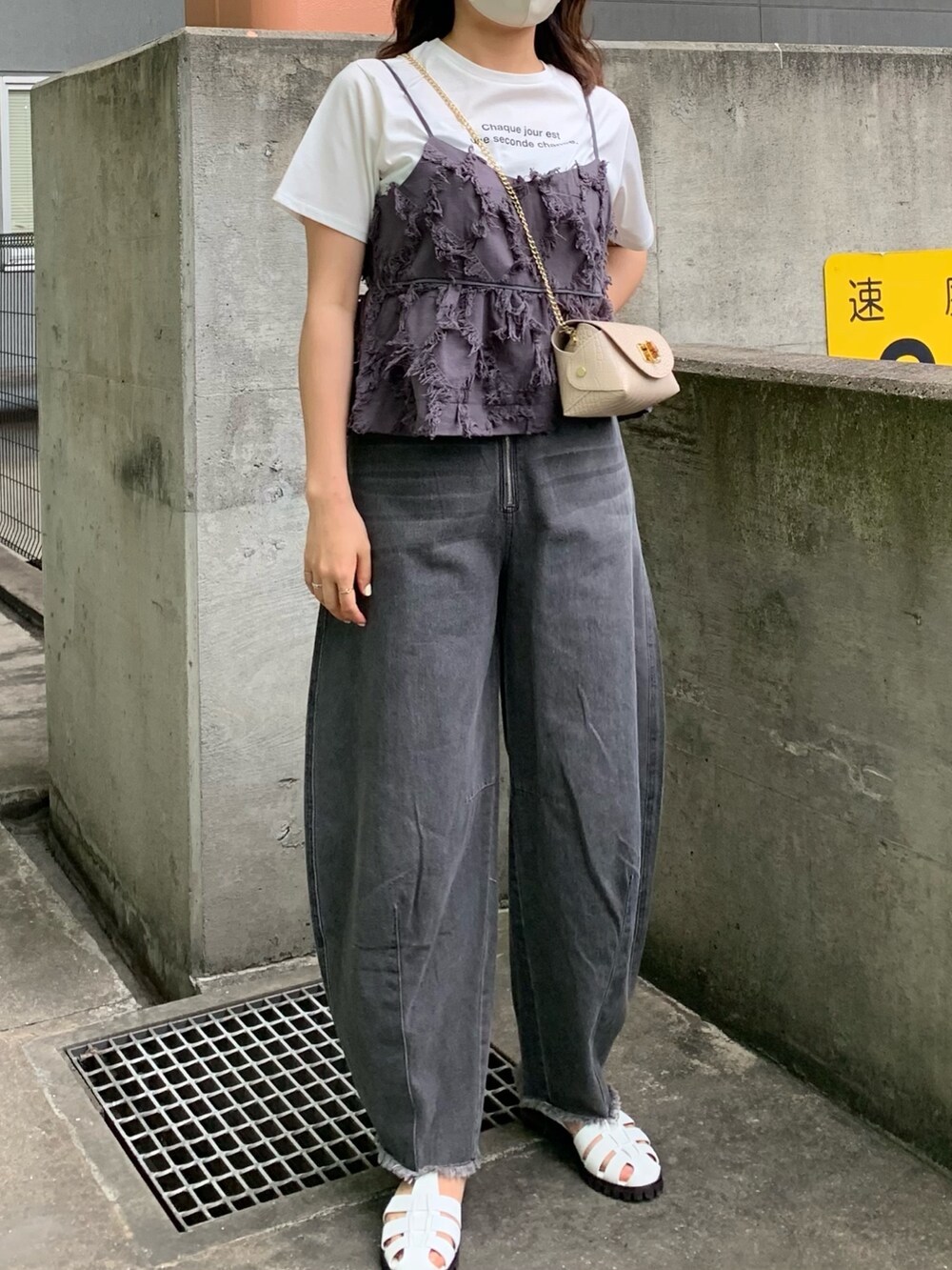 グレー系のシャツ/ブラウス、ブラック系のデニムパンツ、ホワイト系のサンダルを着用したレディースの春コーディネートの3枚目の写真