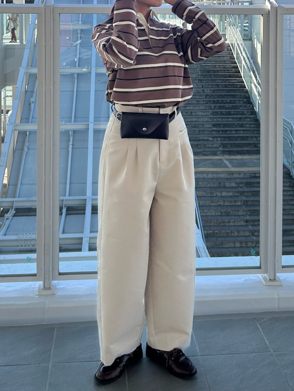 ベージュ系のチノパンツ、ブラウン系のTシャツ/カットソーを着用したレディースの冬コーディネートの3枚目の写真