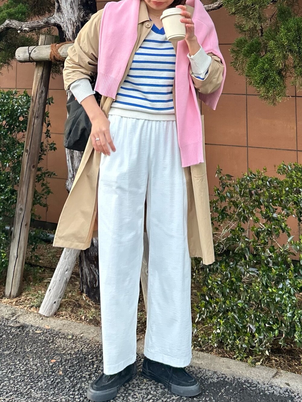 「春のおしゃ見えテクニック、春アウター、ニット、カラーパンツ、ボーダー、春コーデ、トートバッグ、春服みてみて、24SS春の新作、レイヤードスタイル、春服コーデ、ステンカラーコート、ホワイトパンツ、フレンチカジュアル、春コート」｜「GEVACOの【GEVACO/ゲバコ】ウェザーステンカラーコート（ステンカラーコート、ベージュ系）」を使った、そらさん（レディース・160cm）の春コーディネートの6枚目の写真