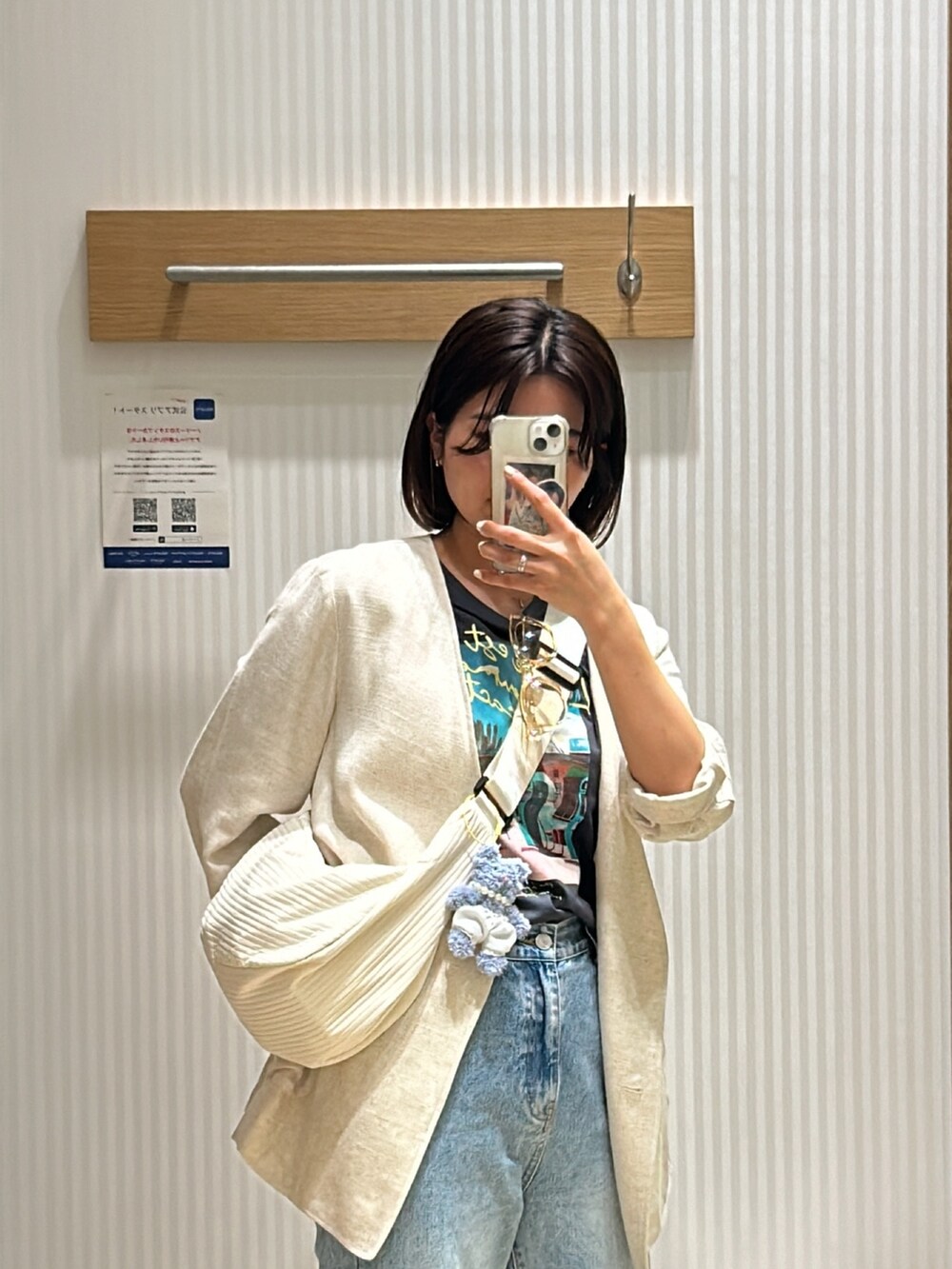 ホワイト系のノーカラージャケット、ホワイト系のショルダーバッグ、グレー系のTシャツ/カットソーを着用したレディースの春コーディネートの2枚目の写真