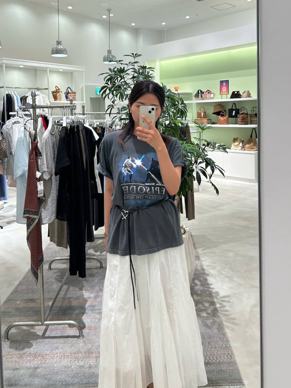 グレー系のTシャツ/カットソー、ホワイト系のスカート、ベージュ系のサンダルを着用したレディースの夏コーディネートの4枚目の写真
