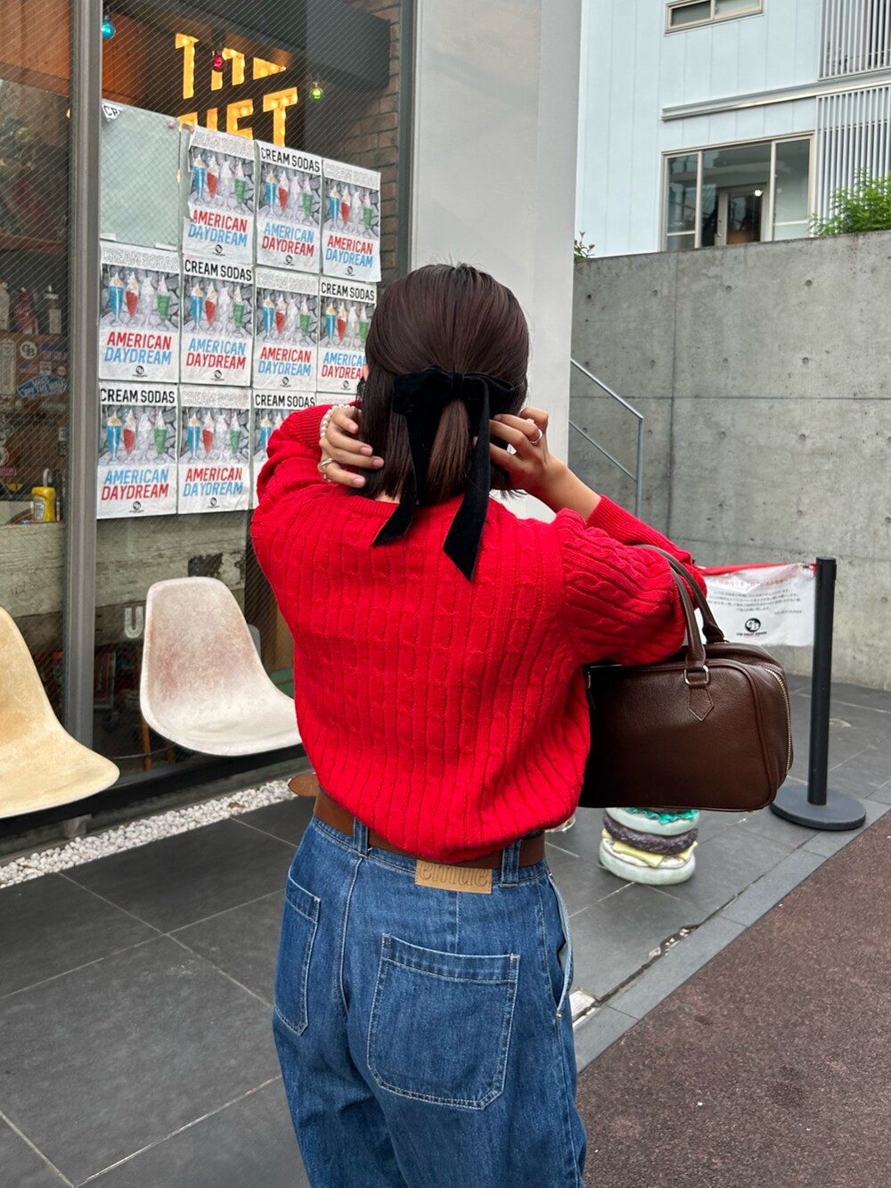 「赤ニット、ニットコーデ、ウールニット、ケーブルニット、赤コーデ、デニムパンツ、デニムコーデ、レザー、秋っぽコーデ更新中、ブラウン、秋冬、シンプルスタイル、秋カラー、ガーリー、大人カジュアル」｜「fredy emueのレザースクエアボストンバック（ハンドバッグ、ブラウン系）」を使った、そらさん（レディース・160cm）の秋コーディネートの6枚目の写真
