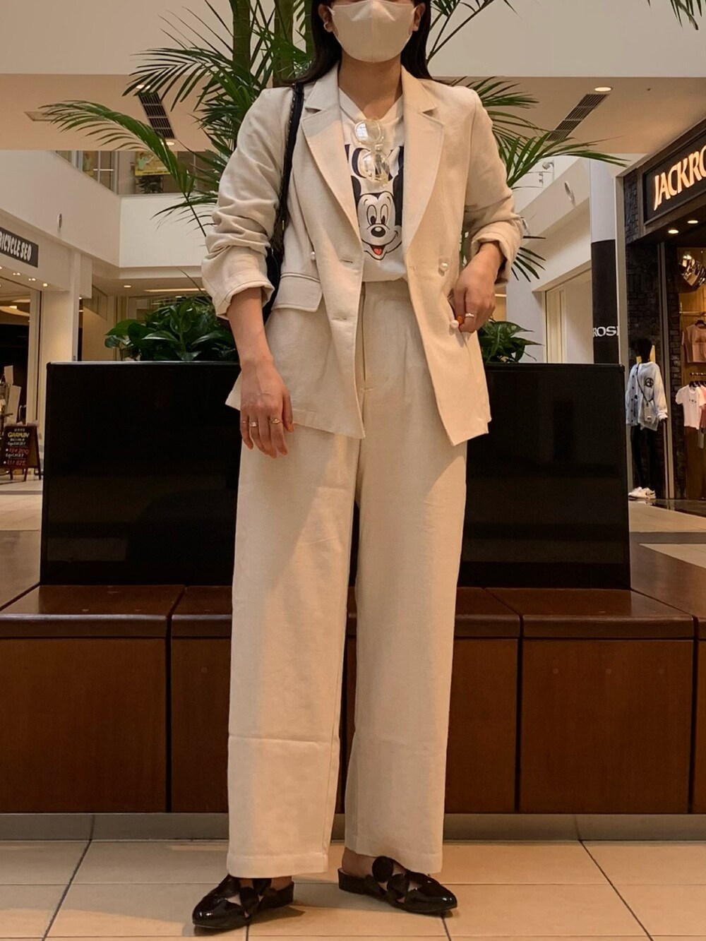 「ジャケット、ジャケットコーデ、セットアップ、リネン、リネンジャケット、リネンパンツ、麻パンツ、ミッキー、ミッキーT、ディズニーコーデ、カジュアルコーデ、いまどきジャケット写真」｜「GOOD ROCK SPEEDの【GOOD ROCK SPEED/グッドロックスピード】別注ミッキーベースボールTシャツ 7分袖（Tシャツ/カットソー、ホワイト系）」を使った、そらさん（レディース・160cm）の春コーディネートの6枚目の写真