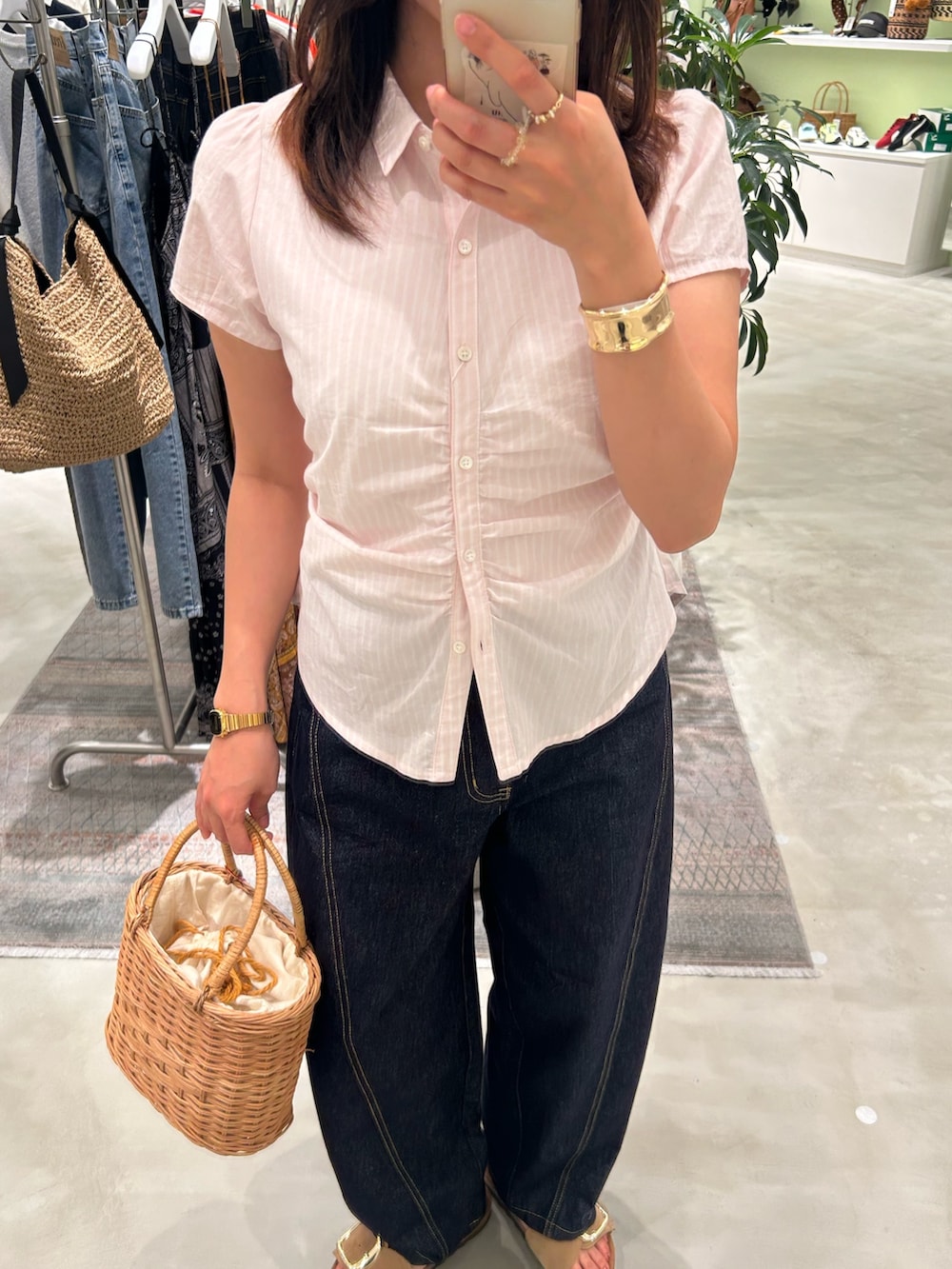 ピンク系のシャツ/ブラウス、ブルー系のデニムパンツ、ベージュ系のサンダルを着用したレディースの夏コーディネートの4枚目の写真