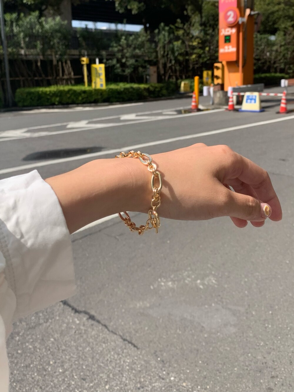 「シャツ、シャツコーデ、ブラウス、ブラウスコーデ、スラックス、ハイウエスト、クロップドトップス、韓国風コーデ、キレイめ、きれいめカジュアル、オトナカジュアル、オフィスカジュアル、オフィスコーデ、お仕事コーデ」｜「fredy emueのキルトフラップハンドバッグ（ショルダーバッグ、ベージュ系）」を使った、そらさん（レディース・160cm）の春コーディネートの4枚目の写真