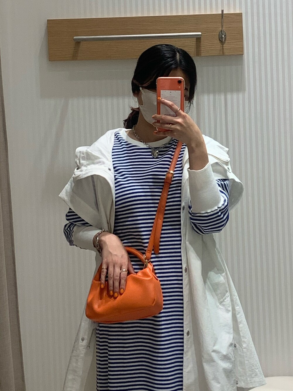 ホワイト系のブルゾン、ブルー系のワンピース、ブラック系のサンダルを着用したレディースの春コーディネートの6枚目の写真