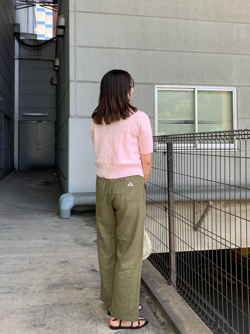 「カーディガン、カーディガンコーデ、ニットカーディガン、ニットカーデ、ケーブルカーディガン、ケーブルニット、ピンクニット、ピンクカーディガン、麻パンツ、麻、リネン、リネンパンツ、カジュアルガーリー、カジュアルコーデ、カーキパンツ」｜「GEVACOの【GEVACO/ゲバコ】FG限定モデル/綿麻ツイルワイドイージーパンツ（その他パンツ、グリーン系）」を使った、そらさん（レディース・160cm）の春コーディネートの4枚目の写真
