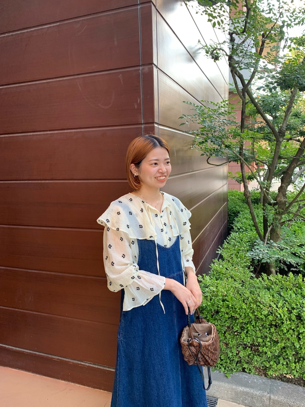 「デニムジャンスカ、ジャンスカ、ジャンパースカート、デニムスカート、デニムワンピース、ブラウス×デニム、ブラウスコーデ、フリルブラウス、オフィスカジュアル、シア―ブラウス、秋コーデ、秋先取りコーデ、カジュアルガーリー、大人ガーリー、カジュアルコーデ」｜「fredy emueのシアー楊柳刺繍ケープブラウス（シャツ/ブラウス、ホワイト系）」を使った、そらさん（レディース・160cm）の夏コーディネートの2枚目の写真