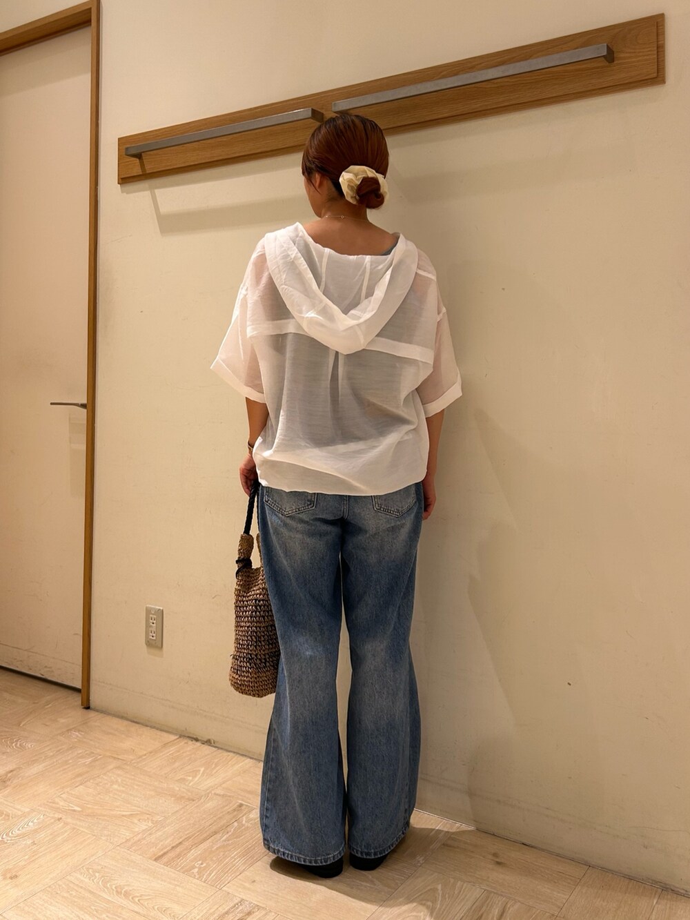 ホワイト系のシャツ/ブラウス、グレー系のタンクトップ、ブルー系のデニムパンツを着用したレディースの夏コーディネートの3枚目の写真