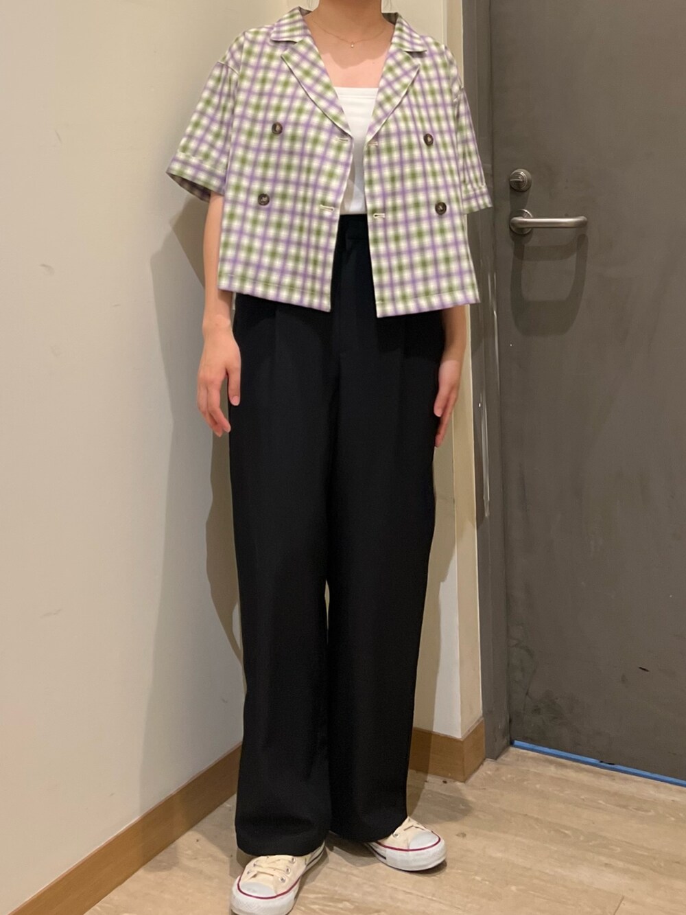 ブラック系のスラックス、パープル系のシャツ/ブラウスを着用したレディースの春コーディネートの3枚目の写真