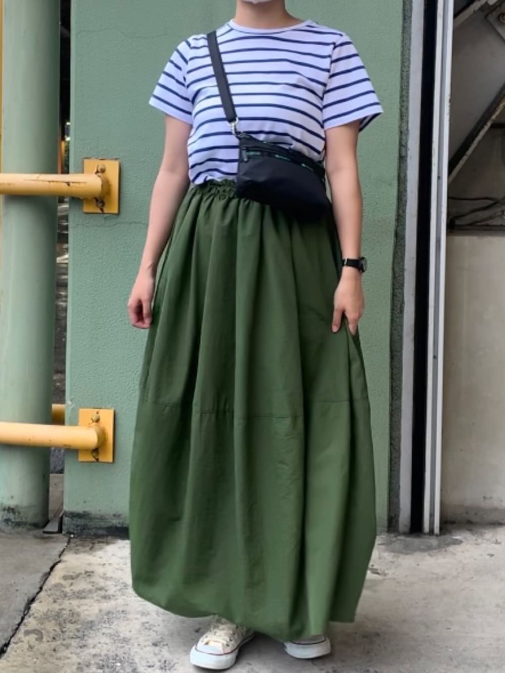 ブルー系のワンピースを着用したレディースの春コーディネートの2枚目の写真