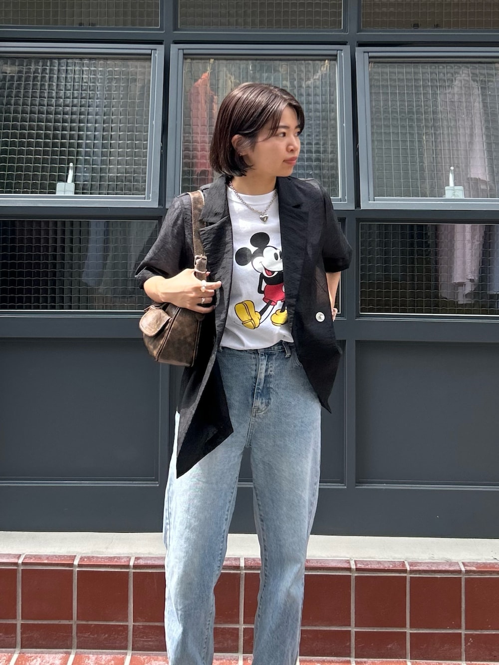 「ミッキーT、ミッキーコーデ、ミッキー、ストレートデニム、デニムコーデ、デニムパンツ、半袖シャツ、シアーシャツ、半袖ジャケット、シアージャケット、ジャケットコーデ、ジャケットスタイル、オフィスカジュアル、夏だ！Tシャツ着よう！、さらっと晴れやかスナップ」｜「fredy emueのストレートデニムパンツ（デニムパンツ、ブルー系）」を使った、そらさん（レディース・160cm）の夏コーディネートの2枚目の写真