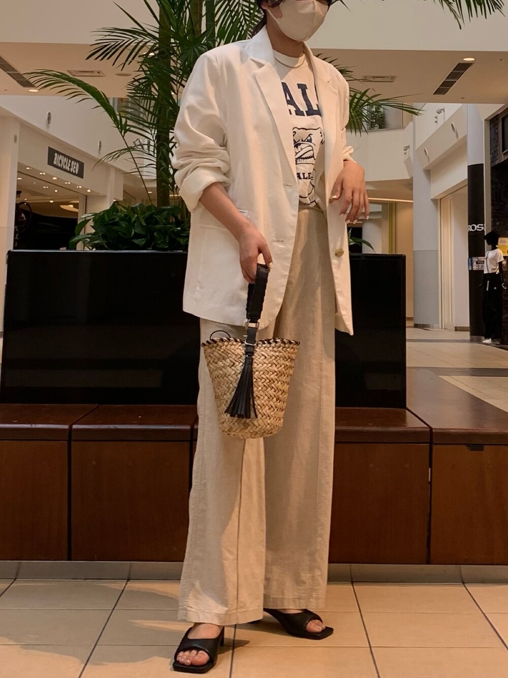 ベージュ系のその他パンツ、ホワイト系のTシャツ/カットソー、ホワイト系のテーラードジャケットを着用したレディースの春コーディネートの3枚目の写真