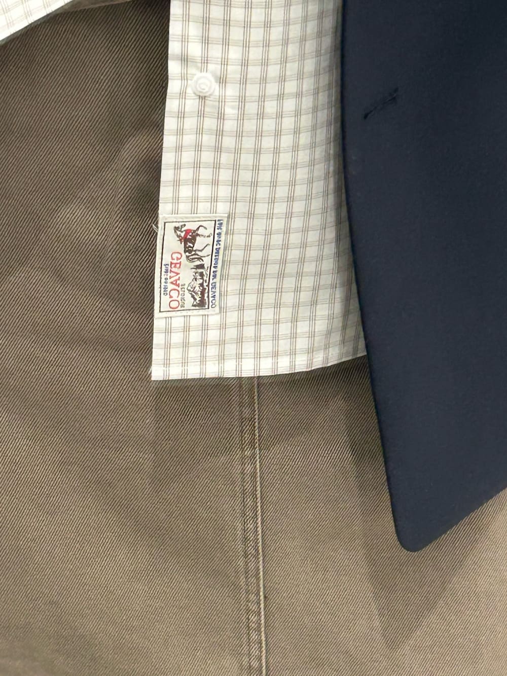 ブルー系のテーラードジャケット、ベージュ系のシャツ/ブラウス、グレー系のデニムスカートを着用したレディースの冬コーディネートの4枚目の写真