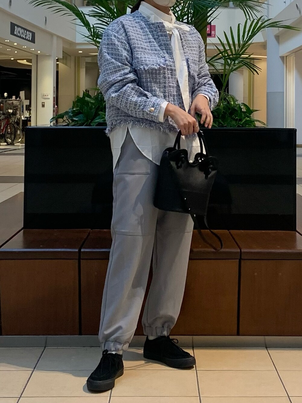 ブルー系のノーカラージャケット、ホワイト系のシャツ/ブラウス、グレー系のその他パンツを着用したレディースの春コーディネートの2枚目の写真