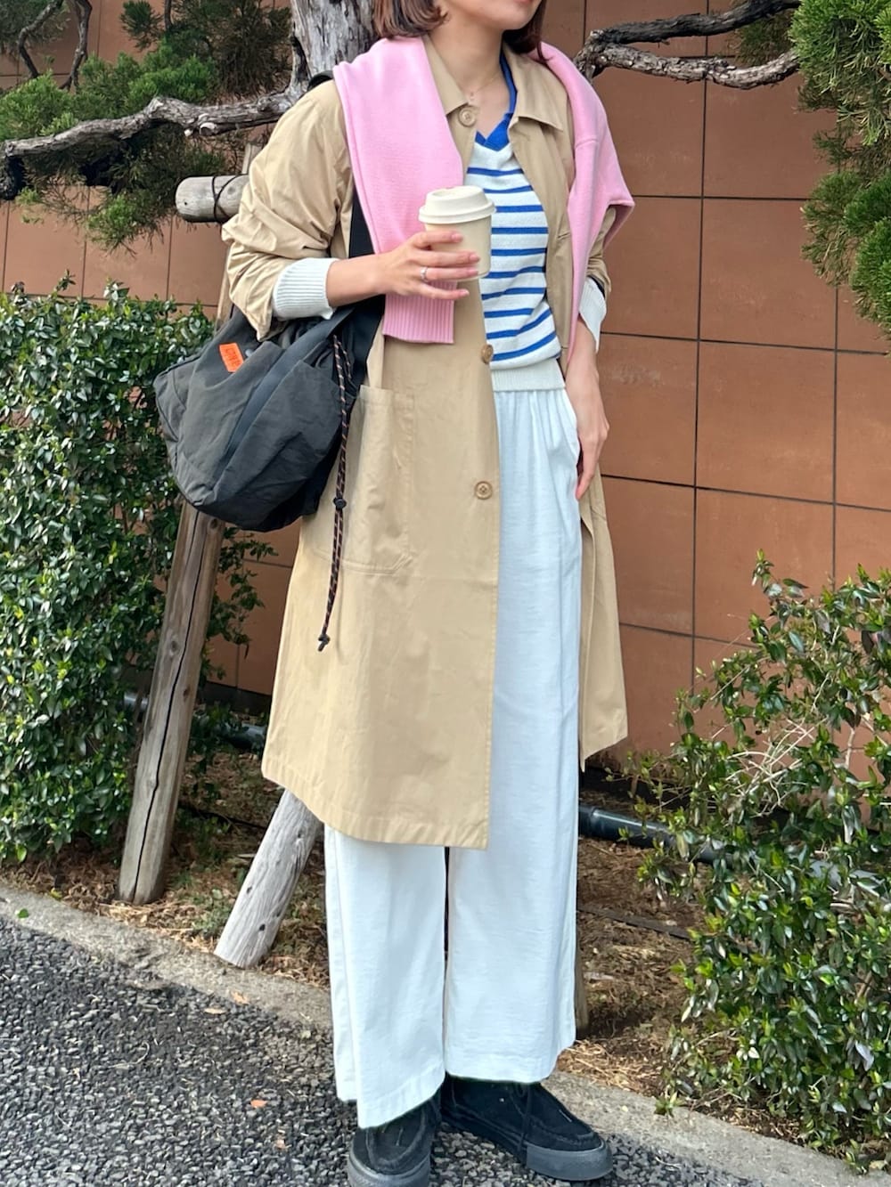 「春のおしゃ見えテクニック、春アウター、ニット、カラーパンツ、ボーダー、春コーデ、トートバッグ、春服みてみて、24SS春の新作、レイヤードスタイル、春服コーデ、ステンカラーコート、ホワイトパンツ、フレンチカジュアル、春コート」｜「GEVACOの【GEVACO/ゲバコ】ウェザーステンカラーコート（ステンカラーコート、ベージュ系）」を使った、そらさん（レディース・160cm）の春コーディネートの5枚目の写真