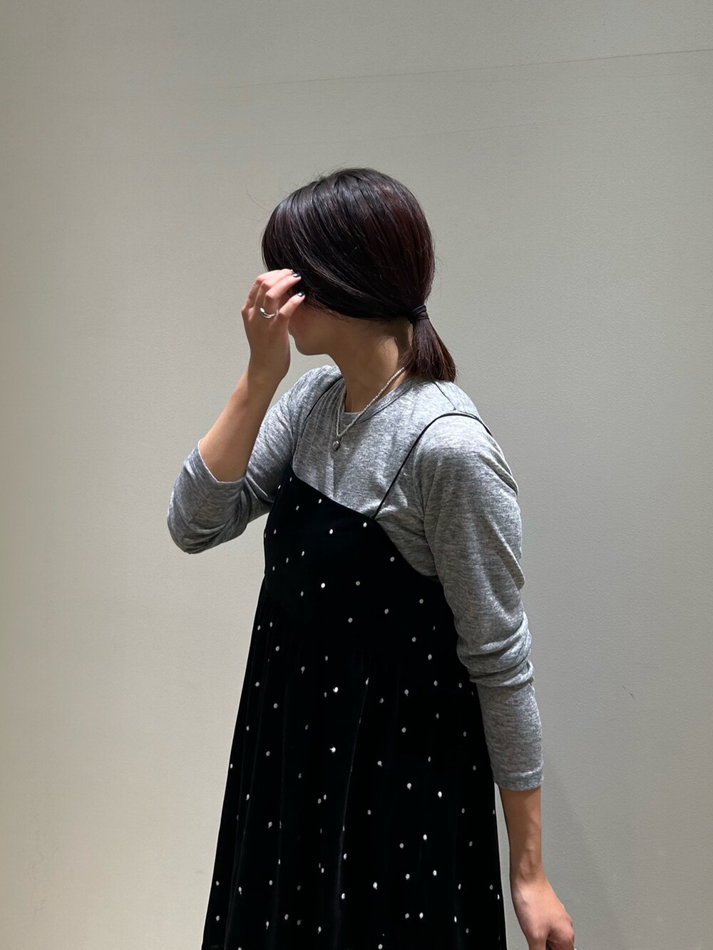 ブラック系のキャミソール、ブラック系のその他パンツ、グレー系のTシャツ/カットソーを着用したレディースの秋コーディネートの4枚目の写真