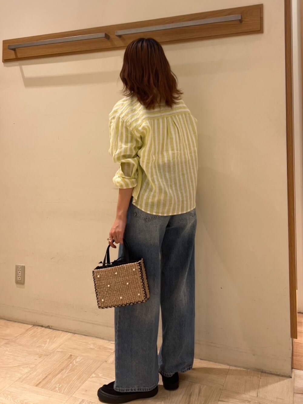 ブルー系のデニムパンツ、イエロー系のシャツ/ブラウス、ホワイト系のTシャツ/カットソーを着用したレディースの春コーディネートの3枚目の写真