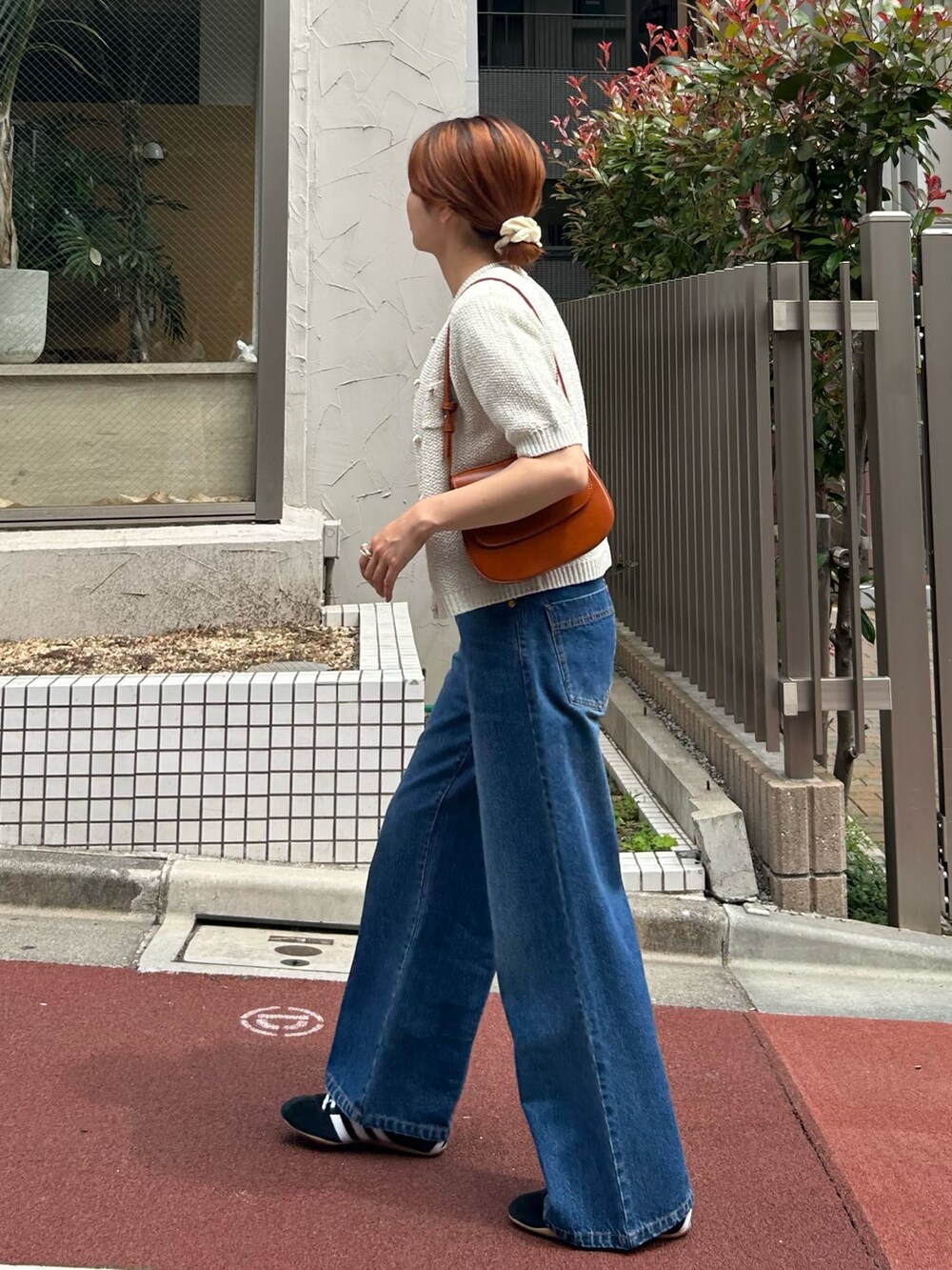 ブルー系のデニムパンツ、ホワイト系のカーディガン/ボレロ、ホワイト系のTシャツ/カットソーを着用したレディースの夏コーディネートの4枚目の写真