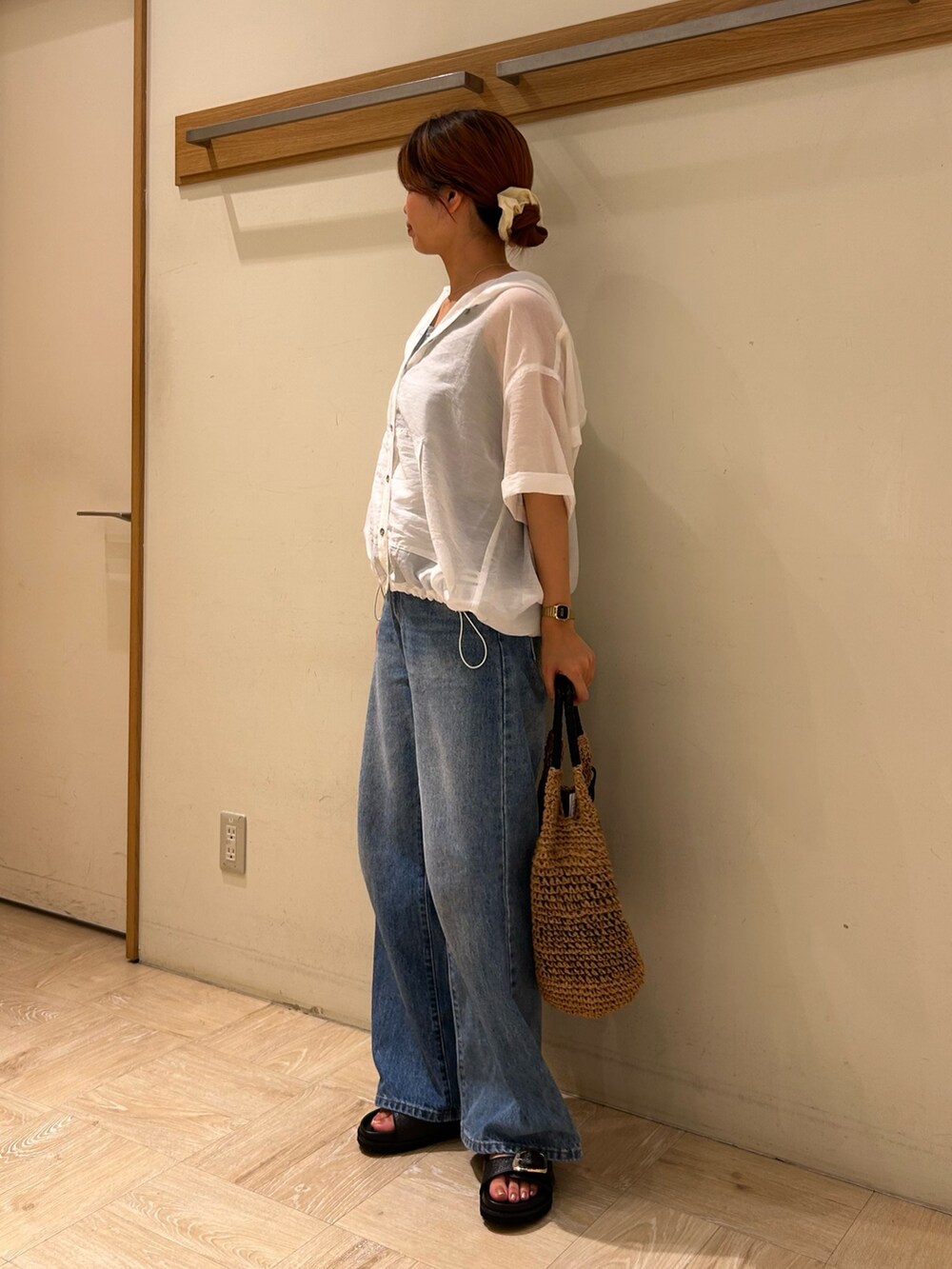 ホワイト系のシャツ/ブラウス、グレー系のタンクトップ、ブルー系のデニムパンツを着用したレディースの夏コーディネートの2枚目の写真