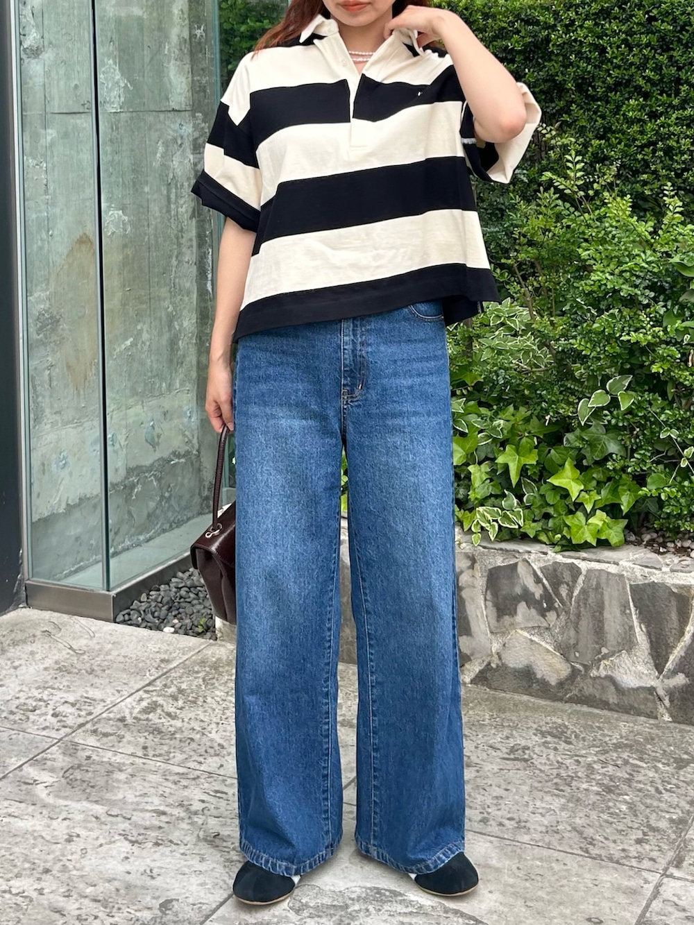 ブラック系のスニーカー、ブラウン系のショルダーバッグ、グレー系のTシャツ/カットソーを着用したレディースの夏コーディネートの4枚目の写真