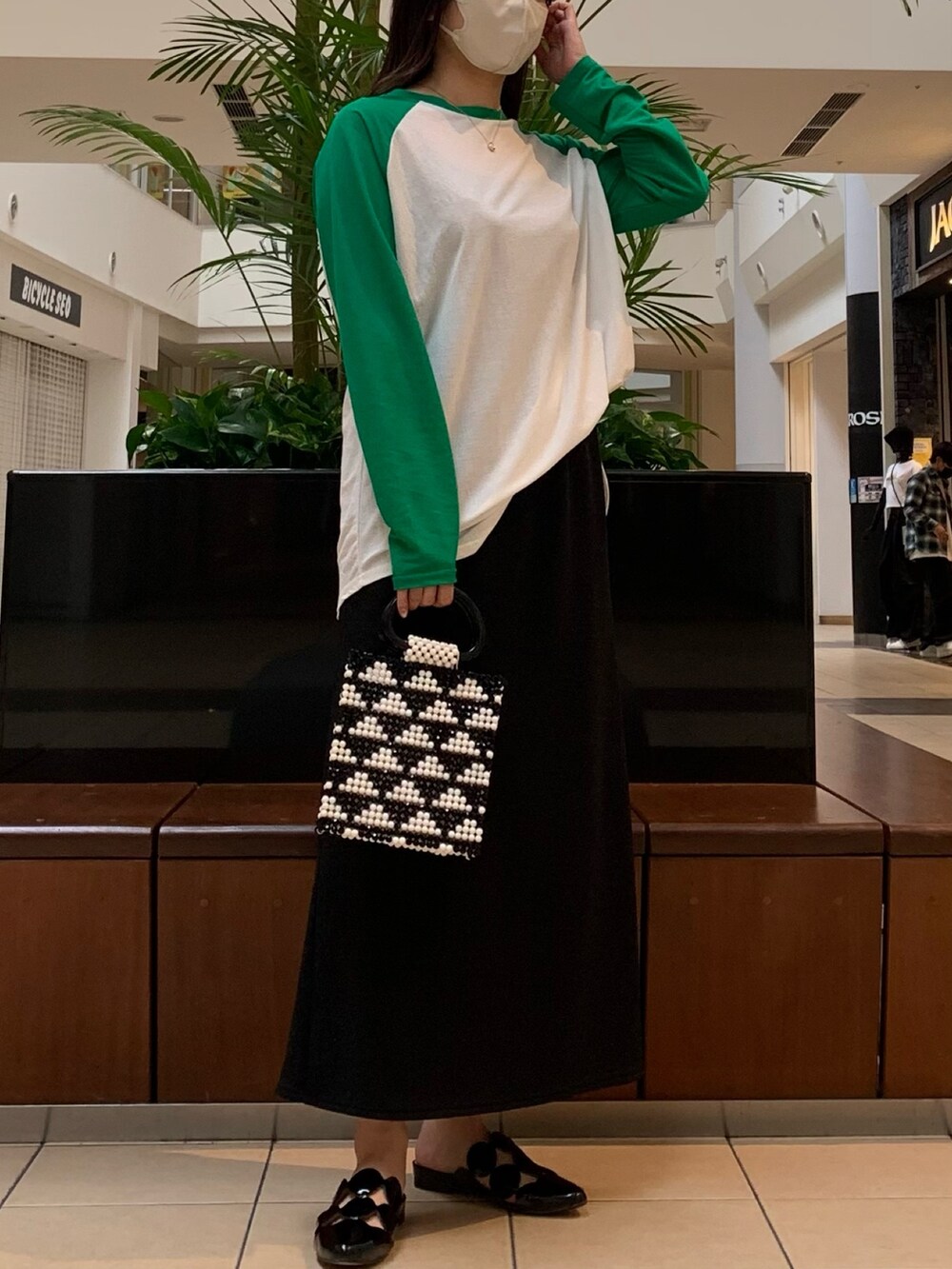 「シアートップス、シアーTシャツ、シアー、ロンT、ラグランTシャツ、カラーコーデ、タイトスカート、スカート、スカートスタイル、カジュアル、カジュアルコーデ、ビーズバッグ、春コーデ」｜「fredy emueのラメタイトスカート（スカート、ブラック系）」を使った、そらさん（レディース・160cm）の春コーディネートの2枚目の写真