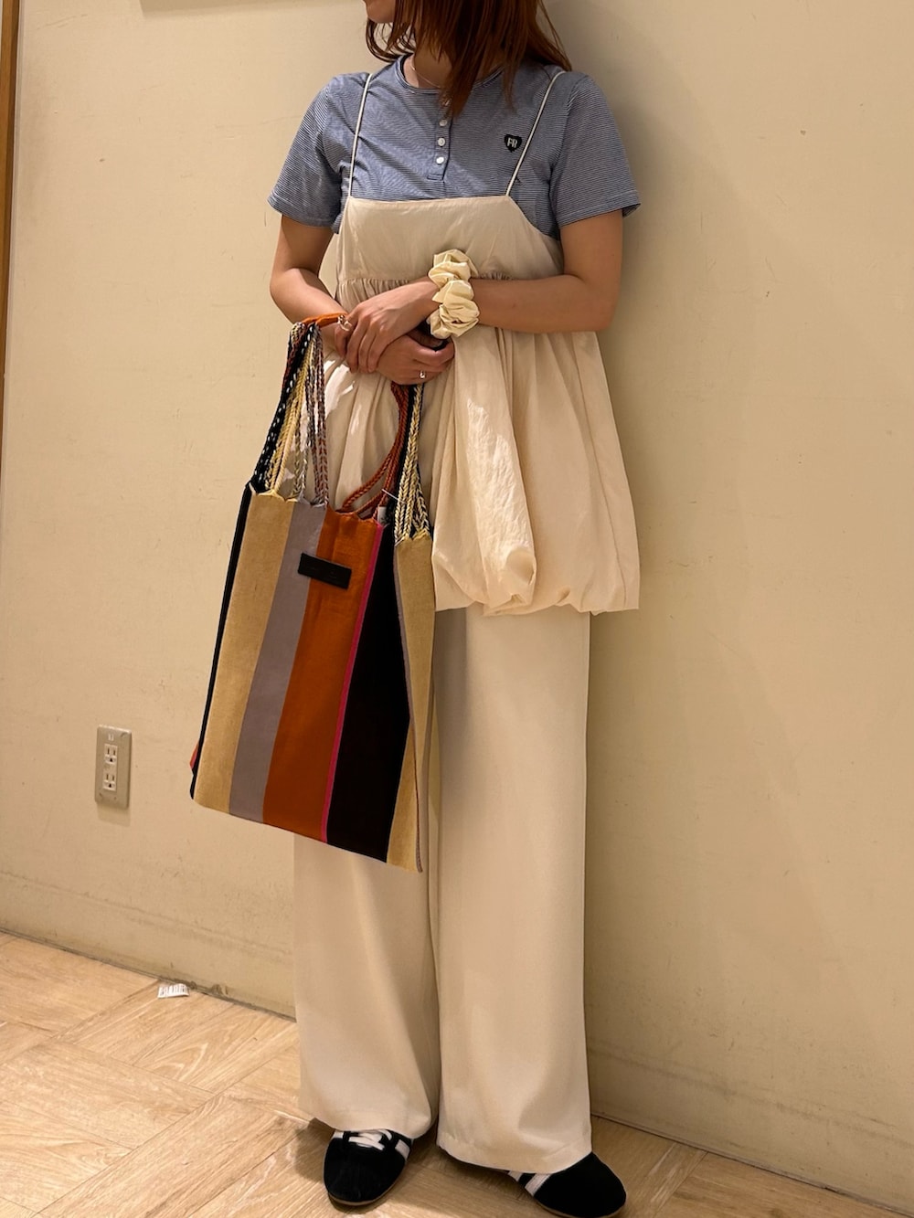 ブルー系のTシャツ/カットソー、ホワイト系のキャミソール、ホワイト系のその他パンツを着用したレディースの春コーディネートの5枚目の写真