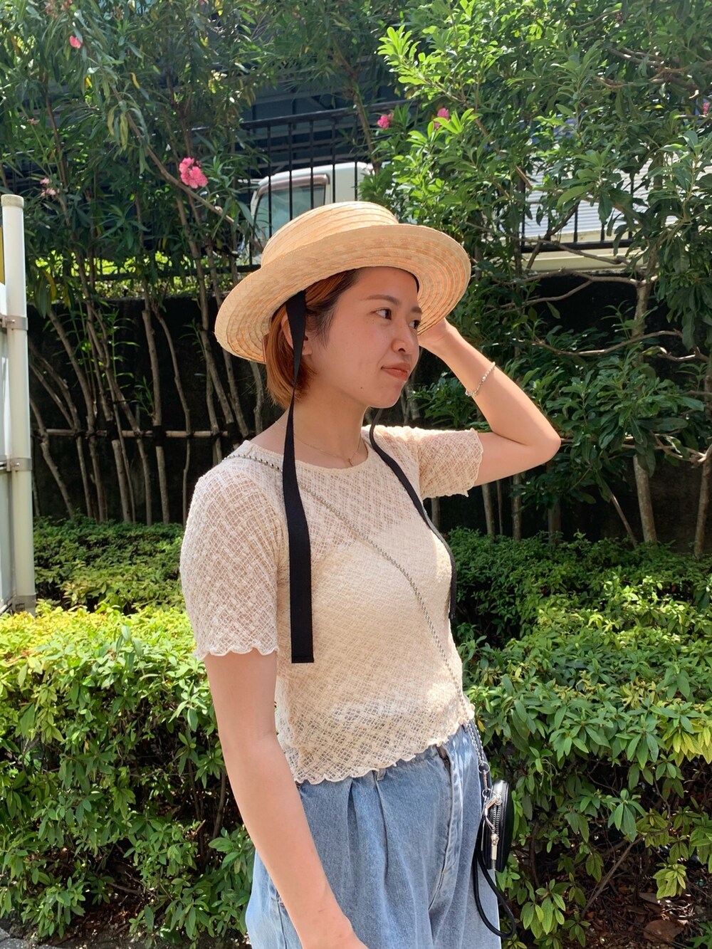 ホワイト系のTシャツ/カットソー、ブルー系のデニムパンツ、シルバー系のブレスレットを着用したレディースの夏コーディネートの3枚目の写真
