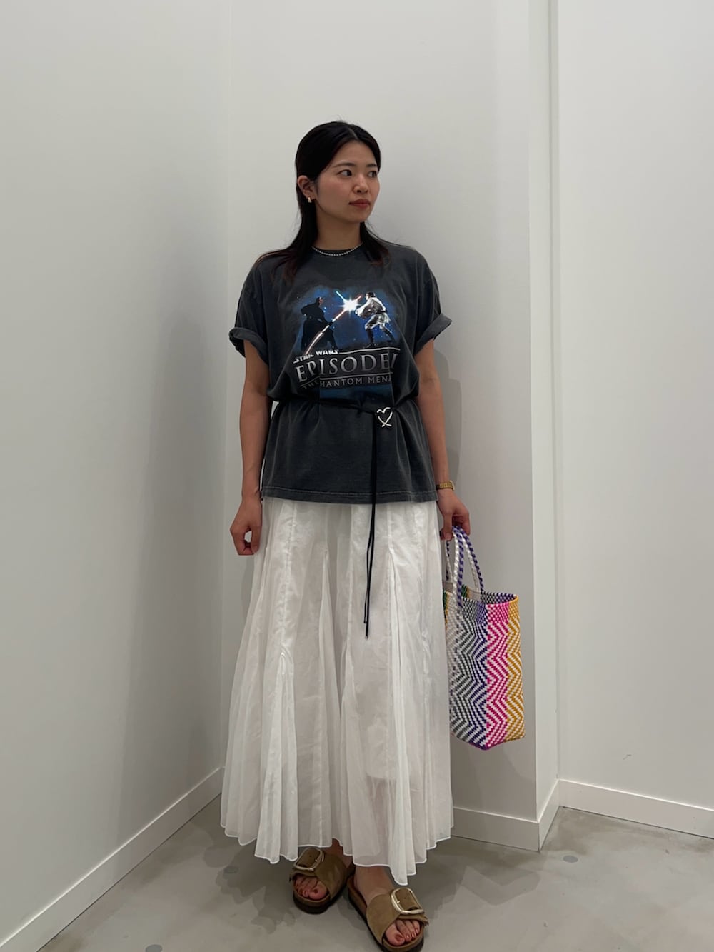 グレー系のTシャツ/カットソー、ホワイト系のスカート、ベージュ系のサンダルを着用したレディースの夏コーディネートの2枚目の写真