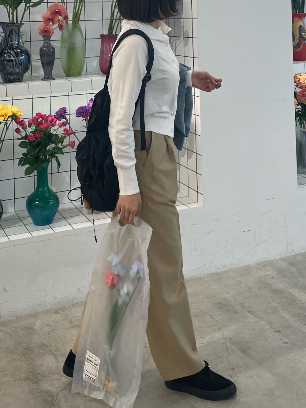 ベージュ系のその他パンツ、ホワイト系のカーディガン/ボレロ、ブルー系のシャツ/ブラウスを着用したレディースの春コーディネートの3枚目の写真