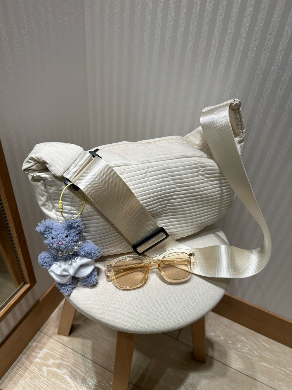 ホワイト系のノーカラージャケット、ホワイト系のショルダーバッグ、グレー系のTシャツ/カットソーを着用したレディースの春コーディネートの3枚目の写真