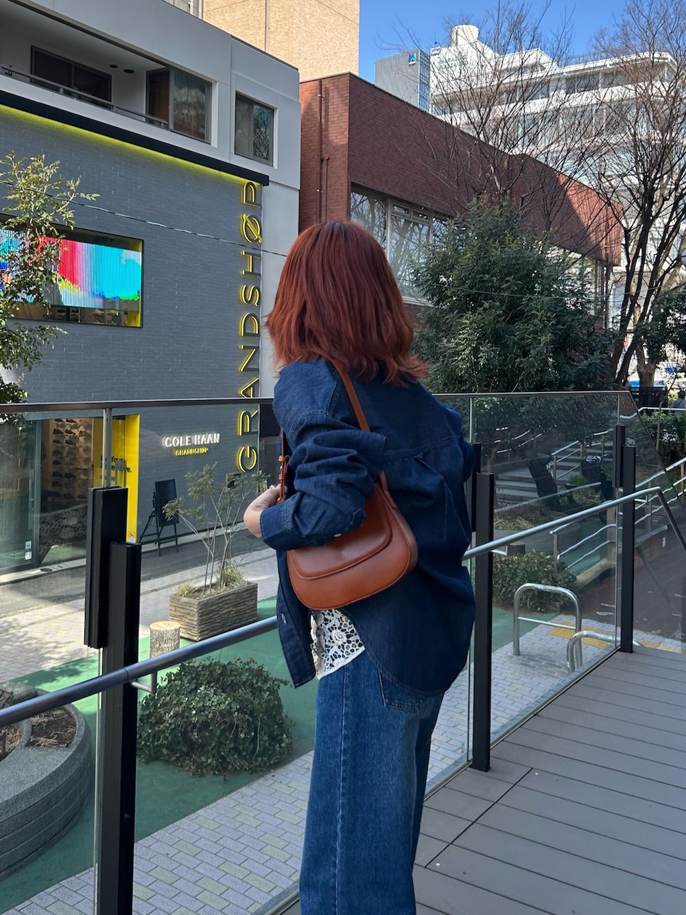 「シャツコーデ、ショルダーバッグ、デニムシャツ、デニムセットアップ、デニムセットアップ風、デニムパンツ、デニムパンツスタイル、デニムパンツコーデ、ワイドデニム、ワイドデニムパンツ、ワンショルダー、ワンショルダーバッグ、キャメルバッグ、バッグ、ハンドバッグ」｜「fredy emueのFRセンタープレスセミワイドデニムパンツ（デニムパンツ、ブルー系）」を使った、そらさん（レディース・160cm）の春コーディネートの3枚目の写真