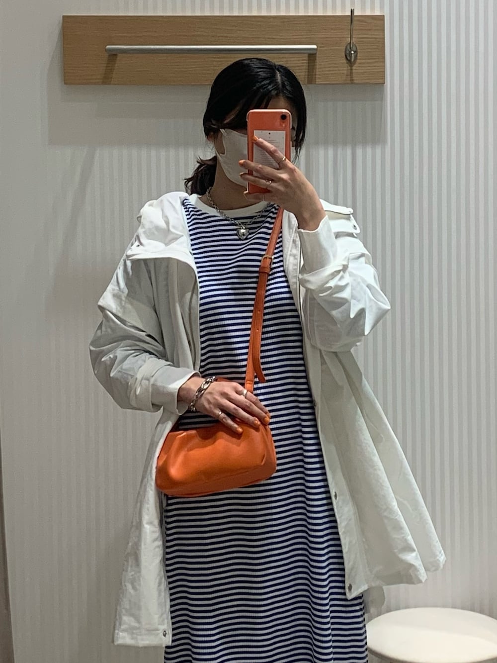 ホワイト系のブルゾン、ブルー系のワンピース、ブラック系のサンダルを着用したレディースの春コーディネートの5枚目の写真