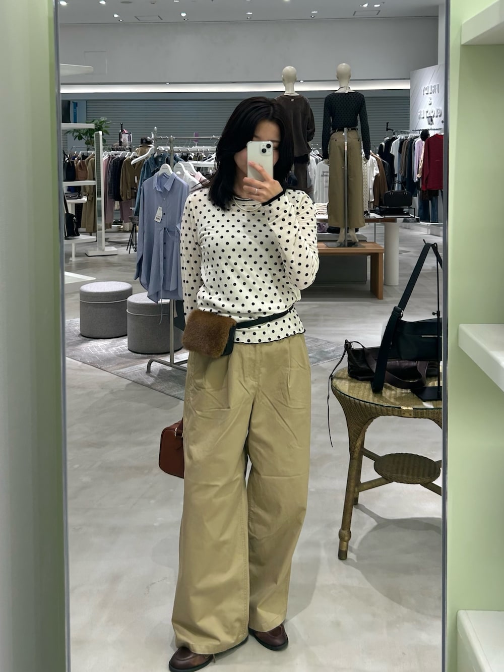 ベージュ系のその他パンツ、ブラウン系のボストンバッグ、ブラウン系のショルダーバッグを着用したレディースの秋コーディネートの3枚目の写真