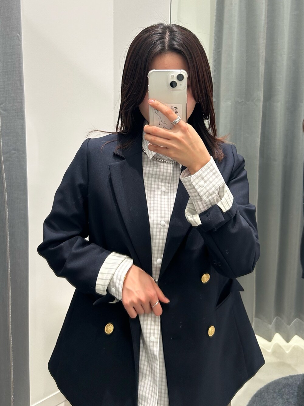 ブルー系のテーラードジャケット、ベージュ系のシャツ/ブラウス、グレー系のデニムスカートを着用したレディースの冬コーディネートの3枚目の写真