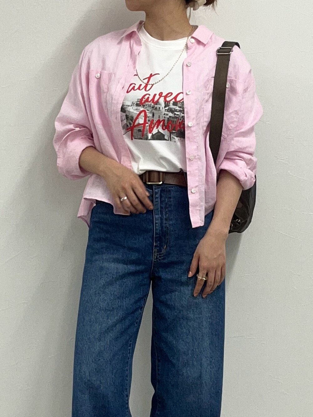 ブルー系のデニムパンツ、ホワイト系のその他シューズ、ピンク系のシャツ/ブラウスを着用したレディースの春コーディネートの5枚目の写真