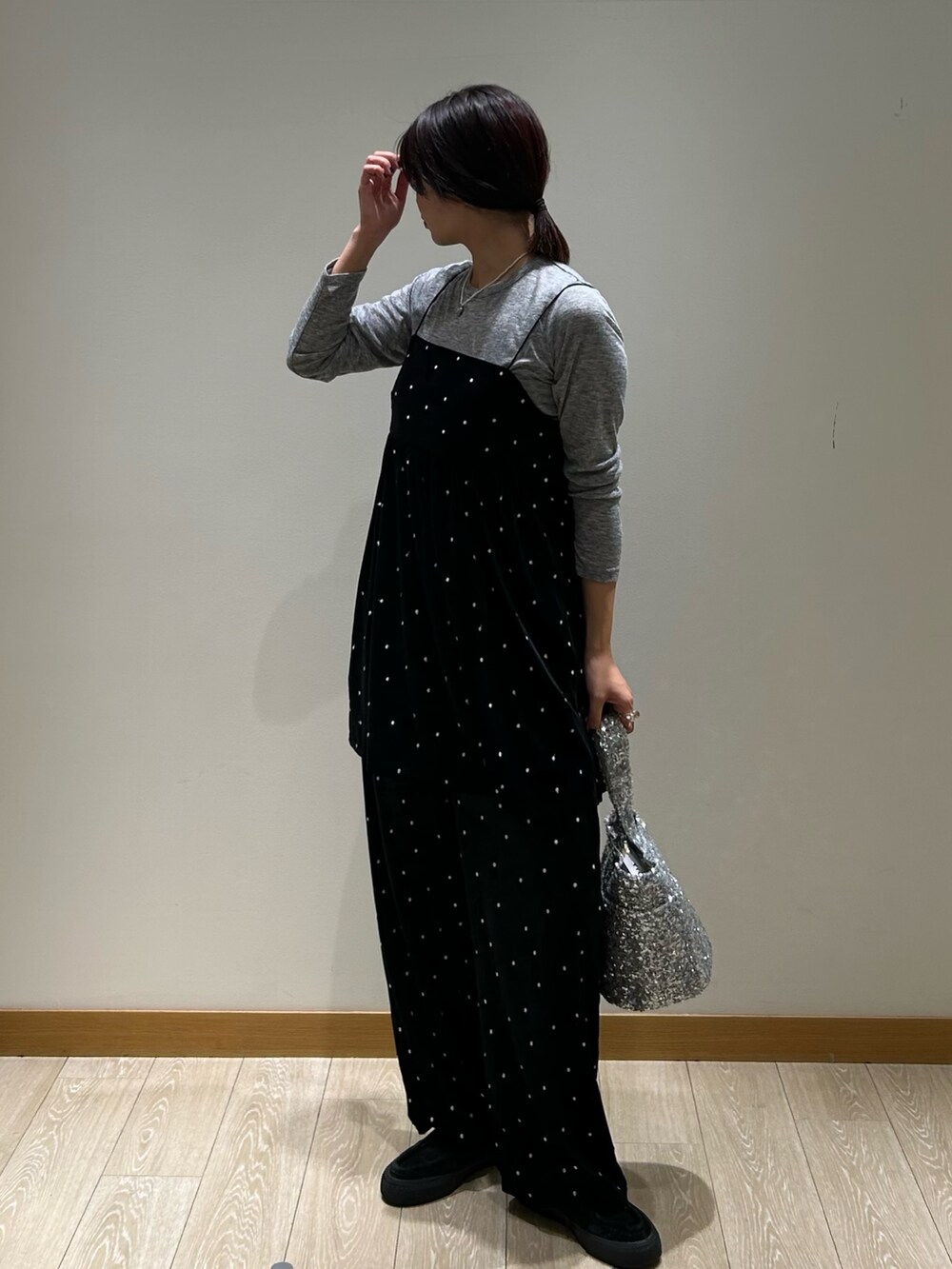 ブラック系のキャミソール、ブラック系のその他パンツ、グレー系のTシャツ/カットソーを着用したレディースの秋コーディネートの2枚目の写真