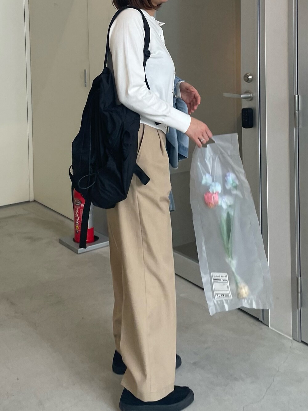 ベージュ系のその他パンツ、ホワイト系のカーディガン/ボレロ、ブルー系のシャツ/ブラウスを着用したレディースの春コーディネートの2枚目の写真