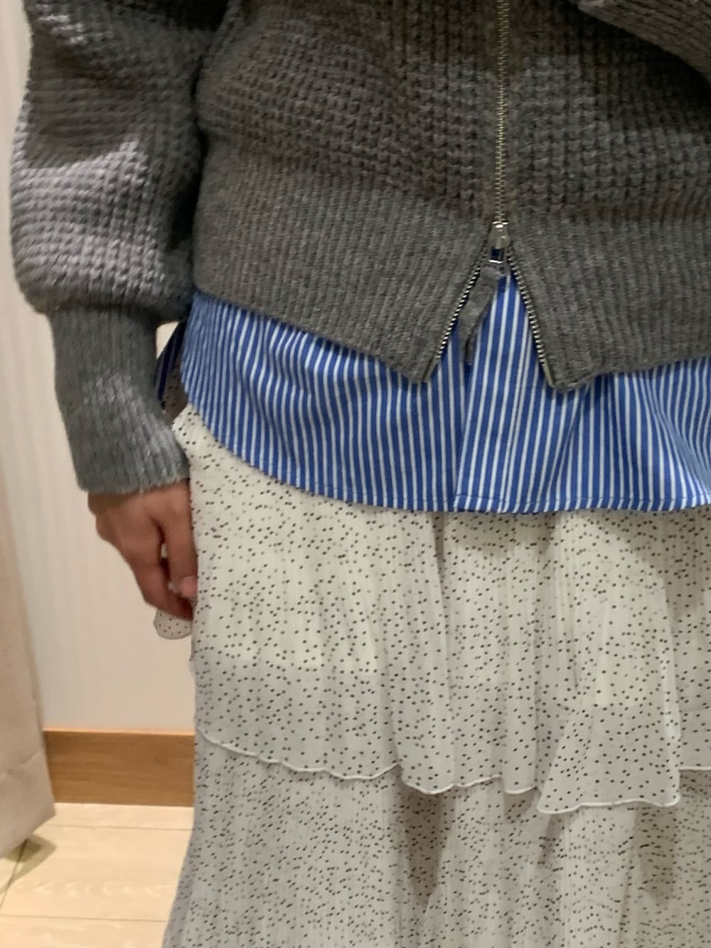 ブルー系のシャツ/ブラウス、グリーン系のその他アウター、グレー系のカーディガン/ボレロを着用したレディースの冬コーディネートの6枚目の写真