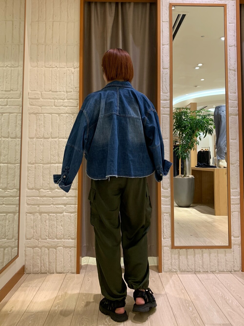 グリーン系のカーゴパンツ、ブルー系のシャツ/ブラウス、ブラック系のニット/セーターを着用したレディースの秋コーディネートの4枚目の写真