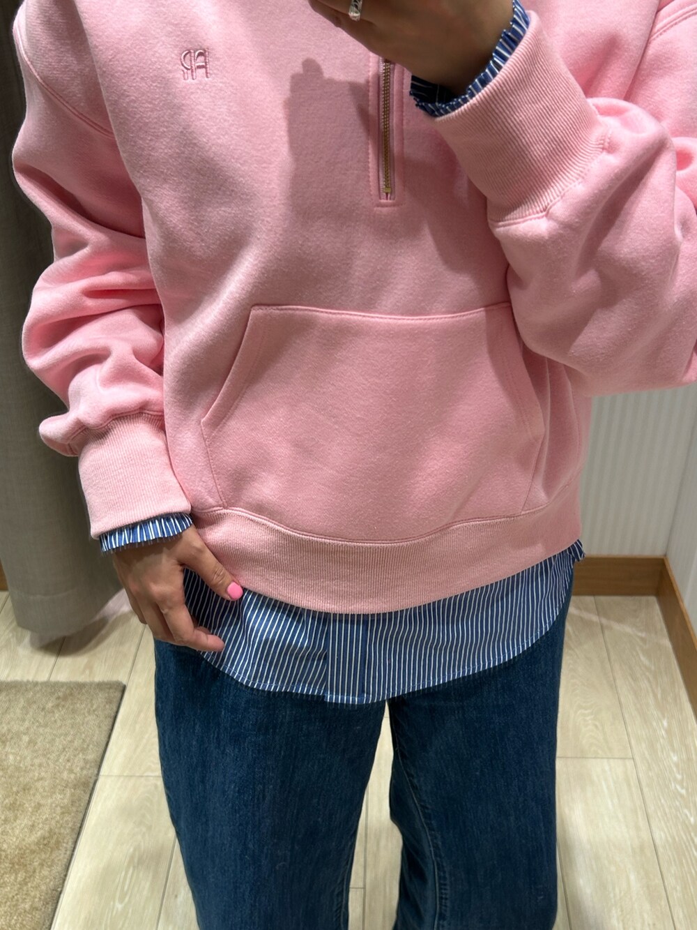 「冬コーデ、クリスマスに着たい服、ダウンジャケット、ショートダウン、GEVACO、カジュアルダウン、ピンクコーデ、ピンクスウェット、ハーフジップスウェット、ハーフジップ、スウェットコーデ、ストライプシャツ、カジュアルスタイル、デニムパンツ、あったかコーデ」|「fredy emueのセミワイドデニムパンツ(デニムパンツ、ブルー系)」を使った、そらさん(レディース・160cm)の冬コーディネートの8枚目の写真