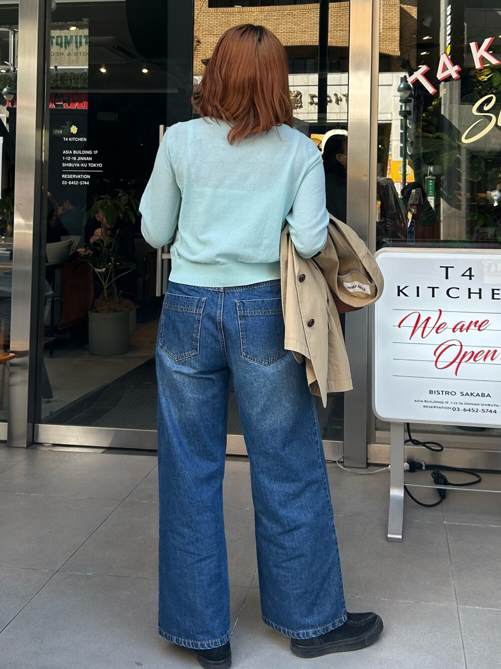 「ジャケット、ジャケットスタイル、ジャケットコーデ、ジャケット/アウター、カーディガンコーデ、カーディガン、シアーカーディガン、シアートップス、ブルーカーディガン、ブルーコーデ、ワントーンコーデ、ワントーンコーディネート、デニムパンツ、デニムパンツスタイル、ボストンバッグ」｜「fredy emueのFR刺繍ベーシックサマーカーディガン（カーディガン/ボレロ、グリーン系）」を使った、そらさん（レディース・160cm）の春コーディネートの3枚目の写真